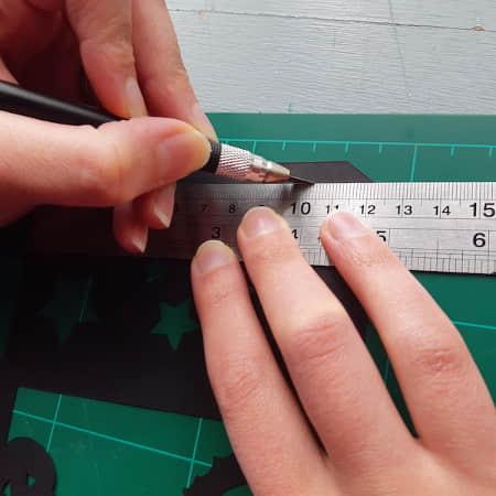 Cutting out the lantern 裁剪灯笼