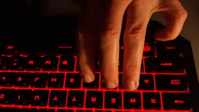 Fingers on a keyboard 手指放在键盘上