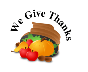 We Give Thanks 一幅棕色玉米棒的漫画,上面有红色的苹果、橙色的南瓜和棕色的坚果溢出来,上面有一个拱门形的“我们感谢”的字样。