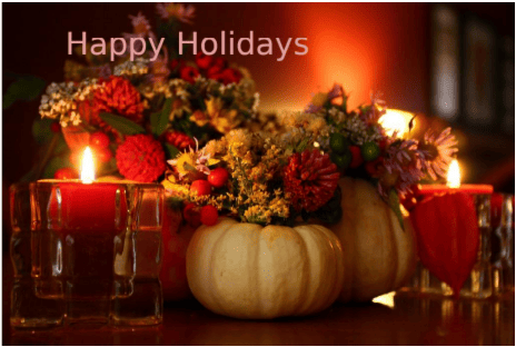 Happy Holidays 用南瓜壳作为花架,放置红色和黄色的小花束的烛光中心作品,图片左上方有“节日快乐”字样。