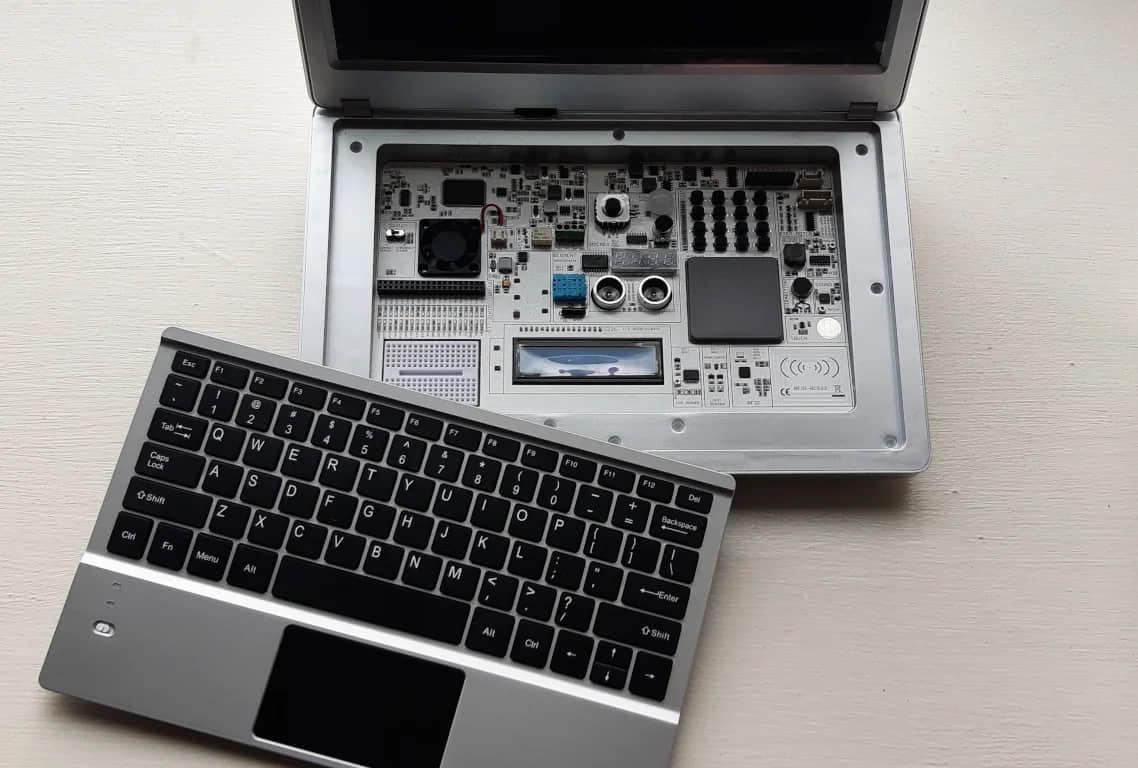 CrowPi more than a laptop CrowPi 不是一个笔记本电脑